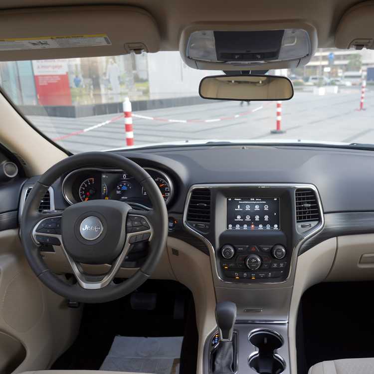 RENT JEEP GRAND CHEROKEE 2019 IN DUBAI-pic_5